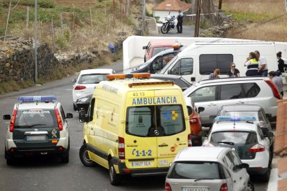 Guàrdia Civil i ambulàncies, al costat de la casa de la família el dia que es van trobar els cadàvers.