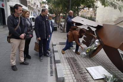 Emotiu retrobament de supervivents del bombardeig del Liceu Escolar davant del lloc que va ocupar la seua escola, a Blondel.