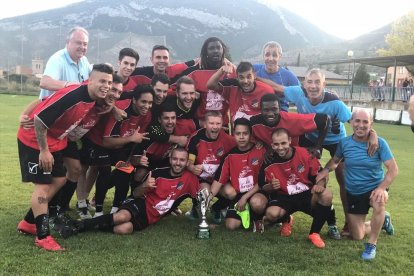 Els jugadors del Tremp celebren el títol sobre la gespa del Municipal de les Lloredes.