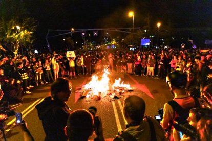 La quema de fotos del rey fue una constante en las protestas, como ésta en plena Diagonal de Barcelona.