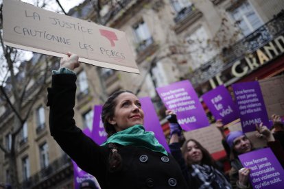 Milers de persones es van manifestar ahir en diverses ciutats franceses contra la violència masclista.