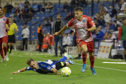 Liberto supera un jugador de l’Hèrcules en una acció del partit de diumenge.