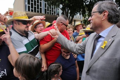 El president Torra, ayer aclamado en su visita a la localidad de Valls.