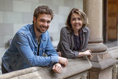 La sèrie està protagonitzada per Carlos Cuevas i María Pujalte.