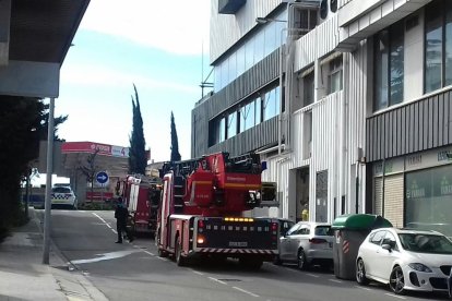 Dos dotaciones de los Bomberos, en el lugar de los hechos.