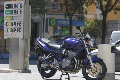 Una motocicle estacionada en una gasolinera.