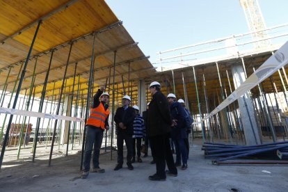 Joan Reñé va visitar ahir les obres de l’hospital veterinari de Torrelameu.