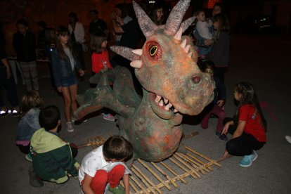 Una de les figures del bestiari popular català participant dissabte en la Dinogresca d’Isona.