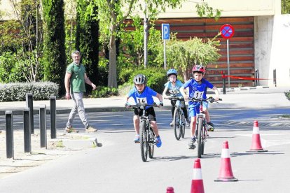 Tres atletas ayer durante el tramo en bicicleta.