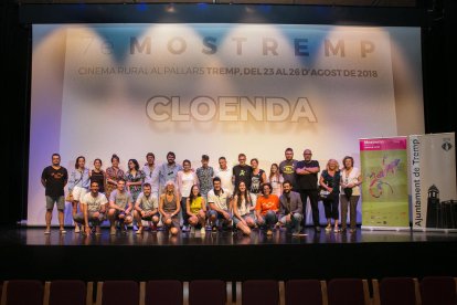 Foto final amb premiats i organitzadors, ahir a la gala de clausura del Festival Mostremp.