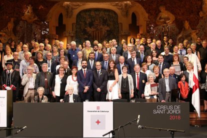 Els guardonats, acompanyats del president de la Generalitat, Quim Torra, i el president del Parlament, Roger Torrent, a l’escenari del Palau de la Música.