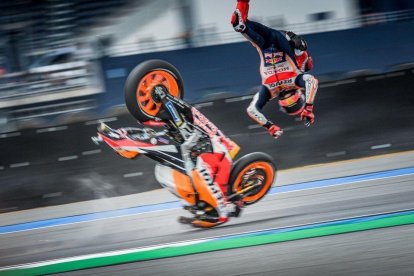 Màrquez salió despedido de su moto en la séptima curva del circuito tailandés.