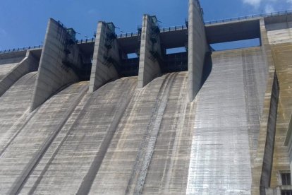 Una película de agua procedente del rebosadero superior cubría ayer la presa de Rialb.