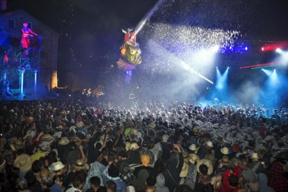 El públic enfervorit en el moment cabdal de l’espectacle de l’Aquelarre, l’Escorreguda del Mascle Cabró a Cal Racó.