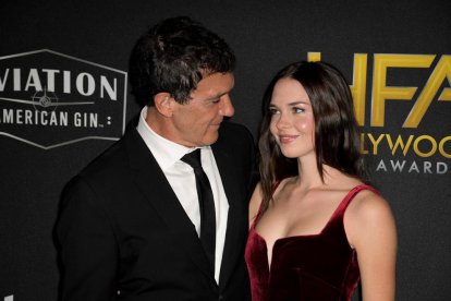 Antonio Banderas, el domingo a su llegada a la gala de los premios acompañado por su hija Stella.