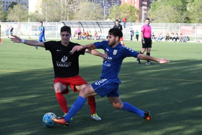 Un jugador de l’Alpicat pugna amb un contrari per la pilota, ahir durant el partit.