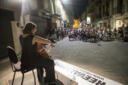 La violoncel·lista de Cervera Laia Puig, interpretant ‘El cant dels ocells’.