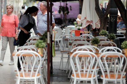 Imatge d’arxiu d’una cambrera a la terrassa d’un bar.