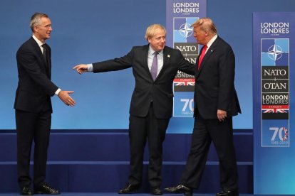 El secretari general de l’OTAN, Jens Stoltenberg, al costat de Trump i Johnson, ahir.