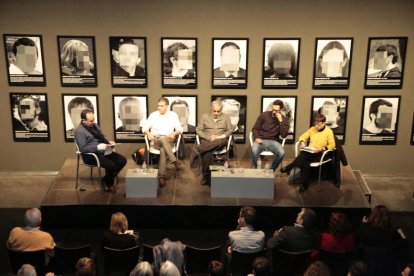 El debate moderado por Jesús Navarro, ayer en el Museu de Lleida. 