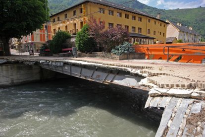 Així va quedar el pont sobre la Garona a Les després de la riuada.