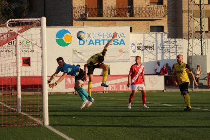 Galceran intenta una rematada en una acció del partit d’ahir.