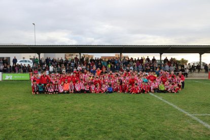 El Fondarella Club de Futbol presentó el sábado a sus 9 equipos federados, que aglutinan a los 115 jugadores de la entidad.