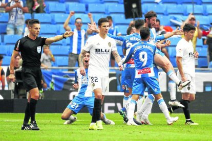 Els jugadors de l’Espanyol celebren el primer gol del partit.