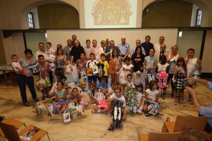 Imatge dels premiats amb els fanalets i les autoritats que van presidir l’acte.