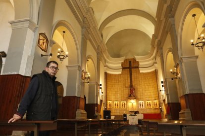 El rector d’Alpicat a l’interior de l’església després de les obres que s’han dut a terme a la teulada.