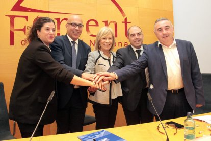 Imatge dels signants de l’acord d’integració.