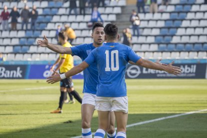 Pedro Martín i Juanto Ortuño celebren un dels tres gols que van marcar davant de l’Atlètic Balears.