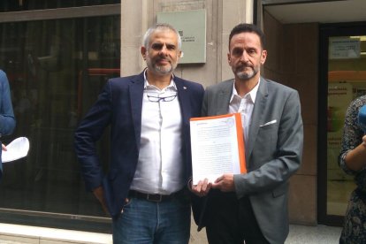 Davant la Fiscalia - Carlos Carrizosa i Edmundo Bal, diputats de Cs al Parlament i al Congrés respectivament, van presentar ahir una denúncia davant la Fiscalia Superior de Catalunya perquè obri una investigació contra el president, Quim Torra, ...