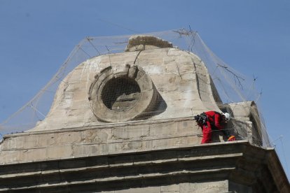 Operarios instalando las redes esta semana.