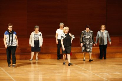 Más de 150 mujeres mostraron ayer sus propias creaciones en el Auditori Enric Granados.