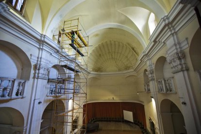 L’interior de l’auditori, on s’ha instal·lat una bastida.