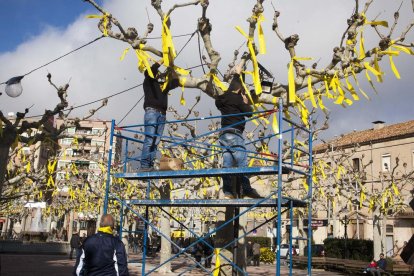 Pengen 2.400 llaços a la plaça del Carme de Tàrrega