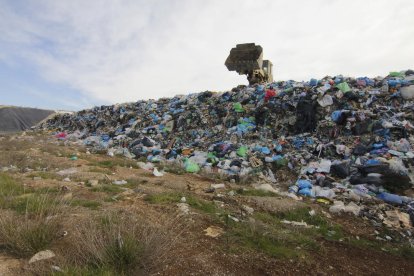 Els residus ja superen la cota de coronació de l’actual vas.