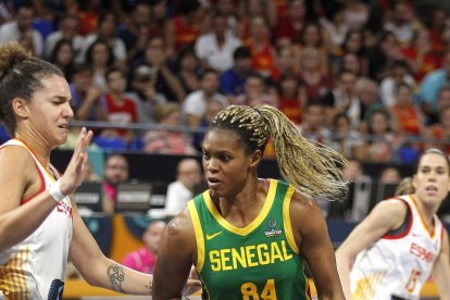 Nichols defensa davant de la senegalesa Aicha Sidibe.