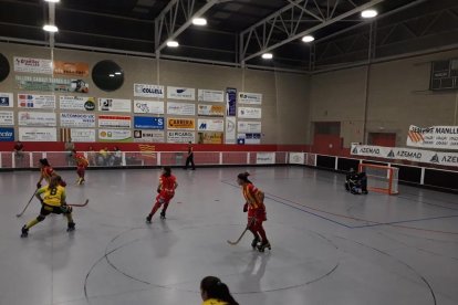 Un moment del partit que el Vila-sana va jugar ahir a la pista del Manlleu.