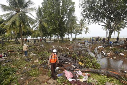 Equipos de rescate buscan víctimas en un centro turístico después del tsunami que ha golpeado el Estrecho de Sunda en Indonesia.