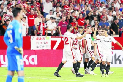 Els futbolistes del Sevilla celebren el tercer gol, obra de Ben Yedder.