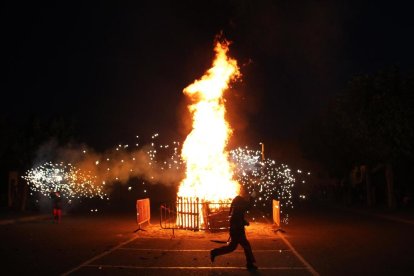 Incendis ahir a Pardinyes - Els Bombers de la Generalita van sufocar ahir dos focs causats probablement per petards al barri de Pardinyes. Els Bombers van haver d’anar a la matinada a la plaça de la Llotja per remullar les palmeres. D’altra ba ...