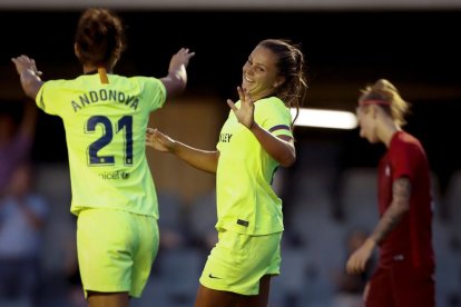 Natasha Andonova i Lieke Martens celebren el tercer gol.