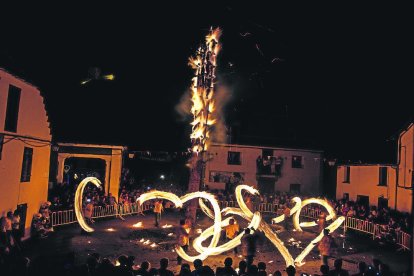 Espectacular imagen de la Crèma der Haro e es Halhes en Les, cuando las antorchas se hacen girar discribiendo círculos. 