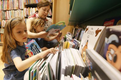 Moltes persones grans i petites van buscar ahir els llibres per regalar, com en aquesta llibreria de Lleida.