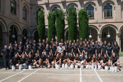 Els medallistes de la UdL, ahir a la fotografia de grup després de rebre el premi pels seus èxits esportius.