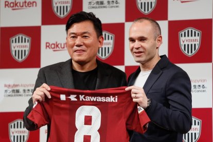 Hiroshi Mikitani, amo del Vissel Kobe, amb Iniesta durant la presentació amb el club japonès.