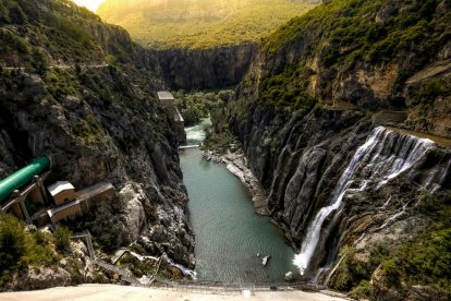 Pantanos al límite de su capacidad y el caudal rebosa en Camarasa