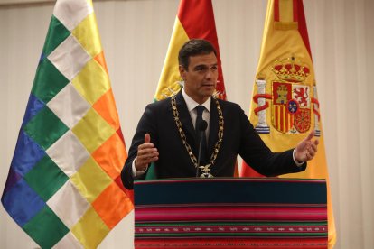 El presidente del Gobierno, Pedro Sánchez, con Evo Morales.